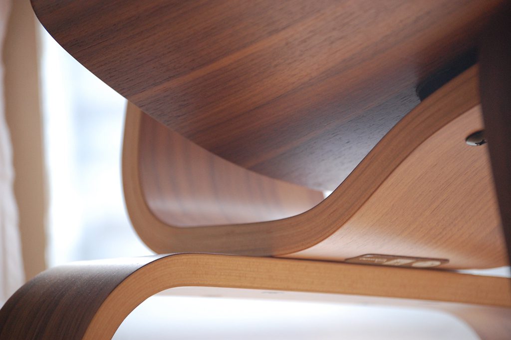 La curvatura del legno nell'LCW di Eames StileDesign stileitaliano stiledesign.it