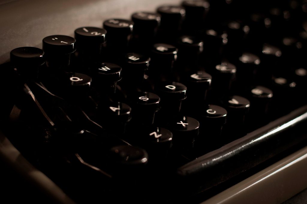 Tasti neri con lettere e numeri in bianco che compongono il tastierino della macchina da scrivere Olivetti Lettera 22