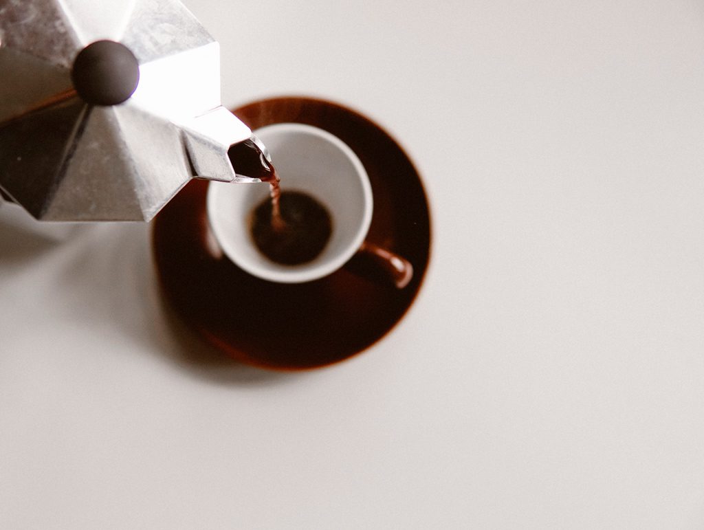 Una tazzina di caffè riempita da una moka StileDesign stileitaliano stiledesign.it